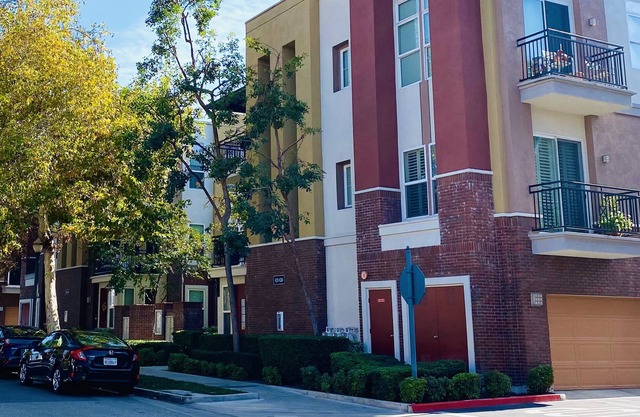 Elegant, Comfy Townhouse in Prime Location 3br/3ba
