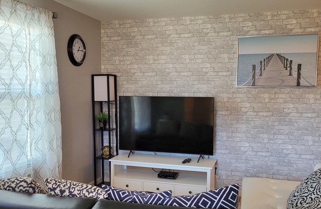 Elegant Condo near Airport, Restaurants and Park. Free parking