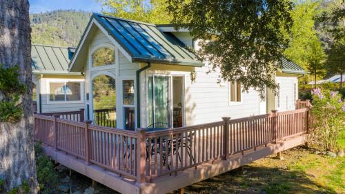 Elegant Cottage Rental on Banks of Trinity River, California