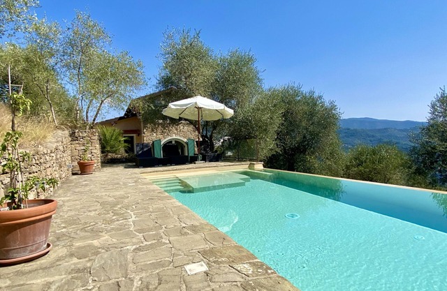 Elegantes Landhaus in ruhiger Hügellage mit Schwimmbad