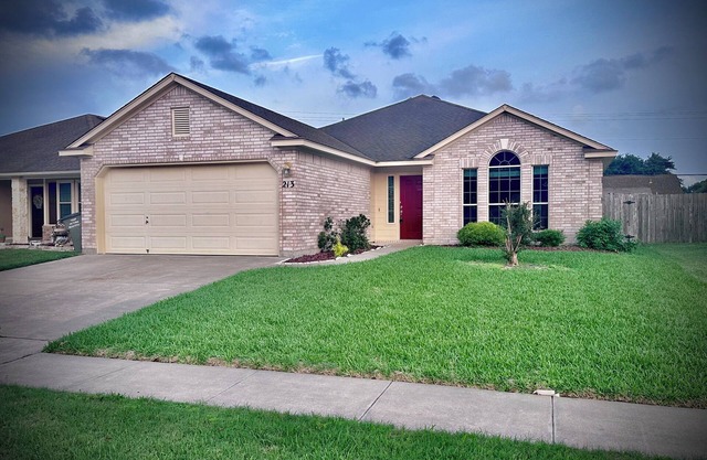 Elegant cozy cottage located in the heart of Victoria, Texas,