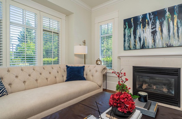 Elegant & Cozy Escape~West Vancouver Serenity