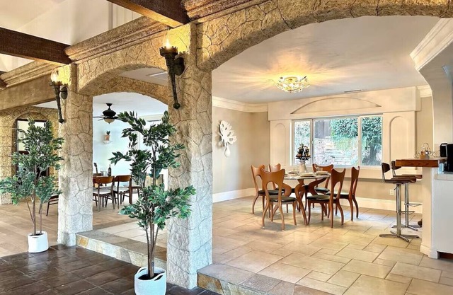 Elegant & Cozy Poolside Villa!