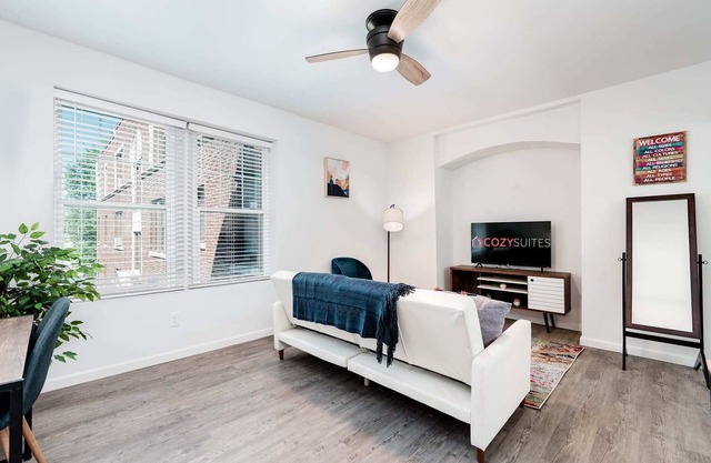 Stylish Luxe 2BR Apartment CozySuites w/parking! 3E