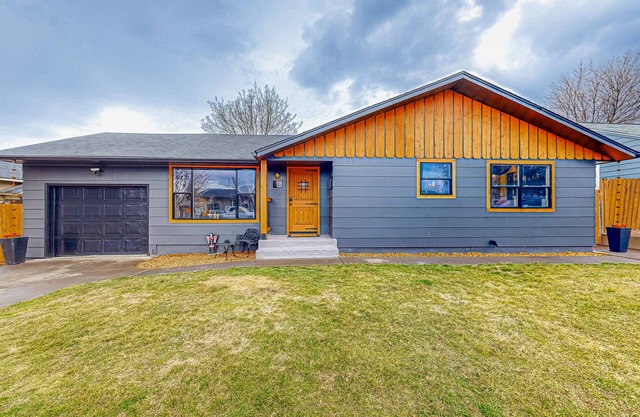 Elegant dog-friendly home with old-world theme, smart TVs, grill, AC, & firepit