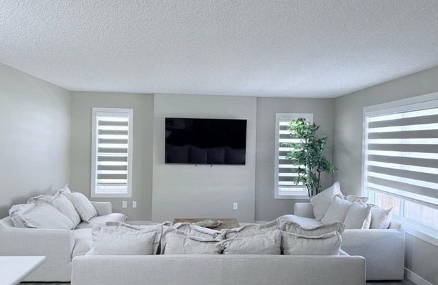 Elegant Duplex| Attached Garage| King Beds