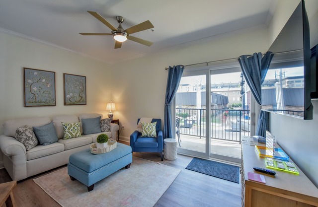 Elegant Elephant-New Listing! Book for Football season! Walk to Stadium!