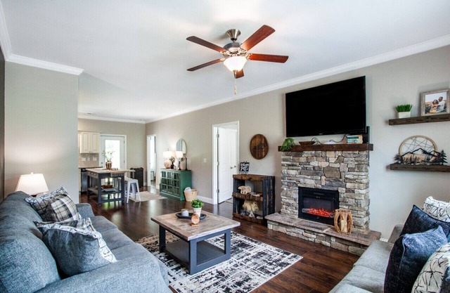 Elegant End Condo -Fireplace & Community Amenities