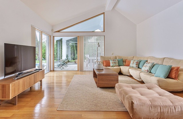Elegant family house w/pool - just 2 minutes from golf - 10 minutes from Sintra!