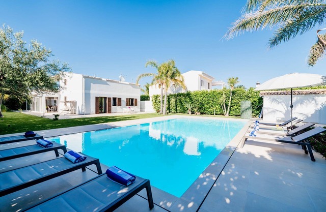 Elegante Villa in der Nähe vom Meer, großer privater Pool, Garten, Grill, kostenloses WLAN