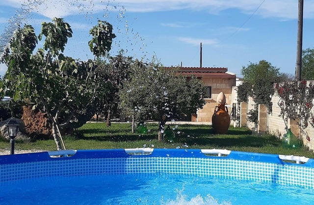 ELEGANTES BAUERNHAUS UND ABTEILUNG IN DER VILLA IN DER LANDSCHAFT