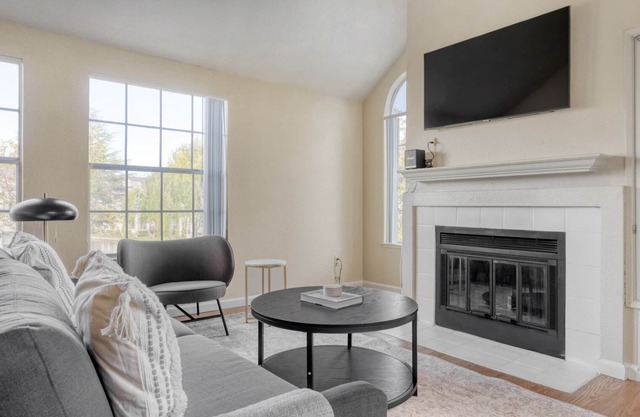 Elegant Foster City 2BR w/ Gym, 2 Pools & W/D, near VISA, by Blueground