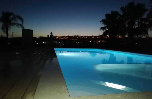 Elegant, fully equipped studio apartment with pool (shared).