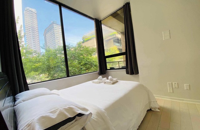 Elegant Fully Loaded Bright, Quiet & Central Condo