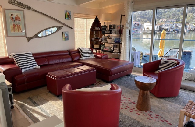Elegant & Fun! Top Rated Floating Home, 3 BR, 3 BA & kayaks. Book now for 2026