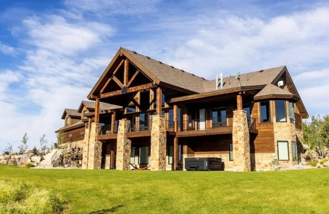 Elegant Grand Cabin w/ Hot Tub
