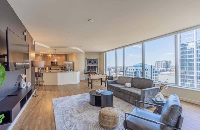 1BD High Rise Apartment in DT with Gym Parking WD and Pool