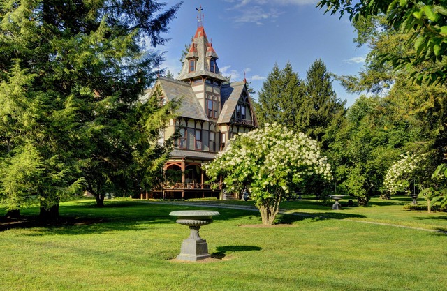 Elegantes historisches Hudson Valley vergoldetes Zeitalterhaus auf 4+ Parklike Acres