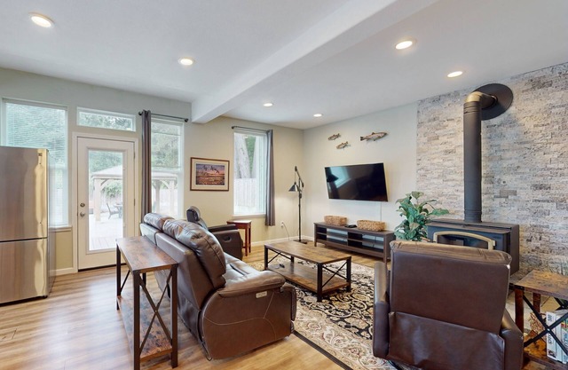 Elegant home near beach with gazebo, wood burning stove & private W/D