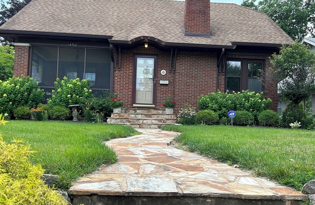 Elegant home READY FOR GEN-Con. One BR. Private bathroom