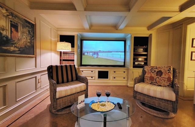 Elegant Home w/Cozy Fireplace & Movie Theater-Near Toronto Airport