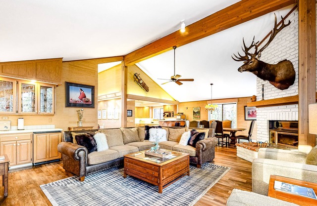 Elegantes Haus mit Whirlpool - 2 Blocks vom Tahoe Pines Beach entfernt