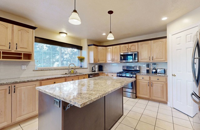 Elegant home with large yard, gas grill & gas fireplace
