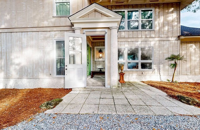 Elegant house in St. Simons Island - two ponds, pool, & wood-burning fireplace
