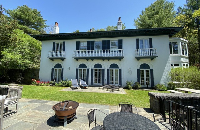 Elegantes italienisches Landhaus auf der szenischen Küste von Neu-England