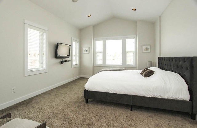 Elegant Kelowna Retreat: Heated Pool, 4BR, AC, BBQ
