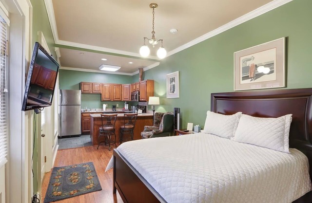 Elegant King Studio w/Garden Courtyard – French Quarter Stay Full of Charm