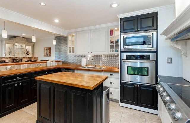 Edge of Bliss, charming home with Fireplace, King