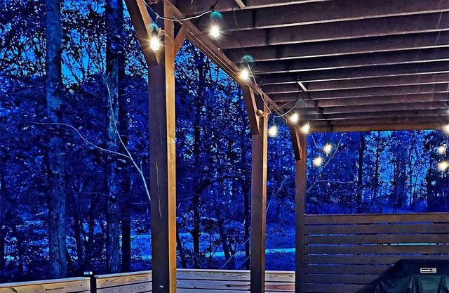 Elegant lake house with Lake Keowee views. 13 miles to Clemson University.