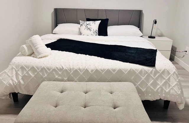 Elegant Legal Suite| King Beds| Private Entrance