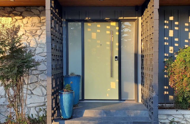 Elegant Midcentury Modern 3-bedroom house in Shoreline with WiFi access