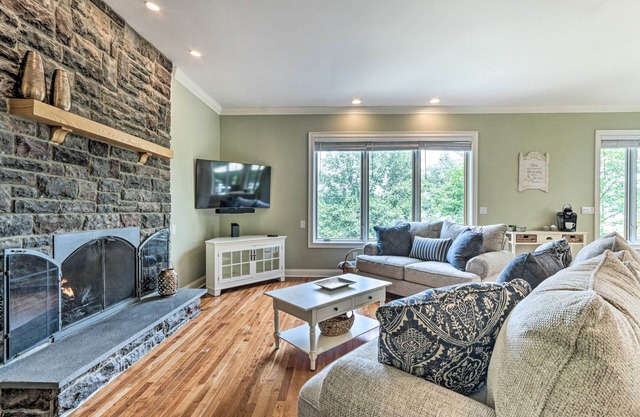 Elegant Middlefield Getaway w/ Game Room!