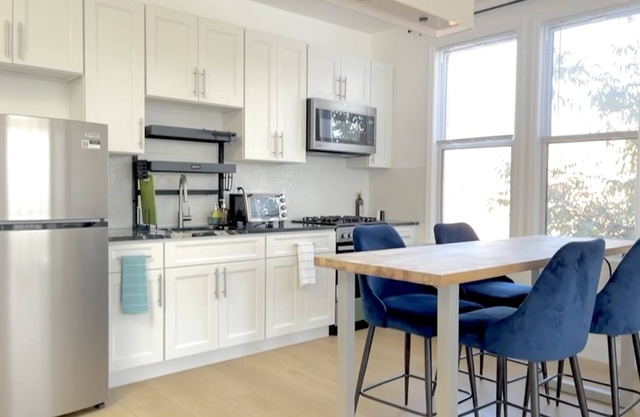 Elegant Modern and Spacious Loft Studio w/ King Bed