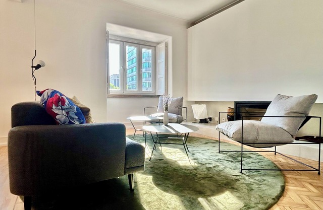 Elegant & Modern Flat in Heart of Lisbon - Architect Renovated, Prime Location