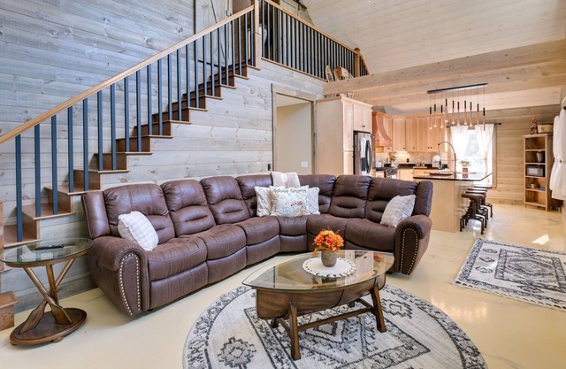 Elegant Newport Cabin w/Porch & Lake Access