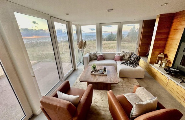 Elegant Oceanfront Escape - hot Tub & Sauna - Private