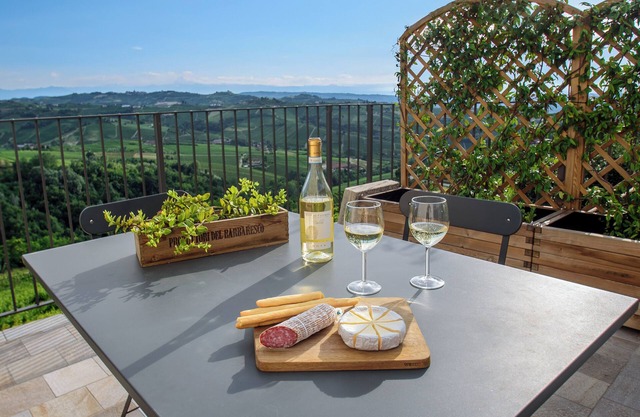 Elegant Panoramic Two-Room Apartment. Treiso Belvedere 1, Elegante Bilocale Panoramico. Treiso Belve