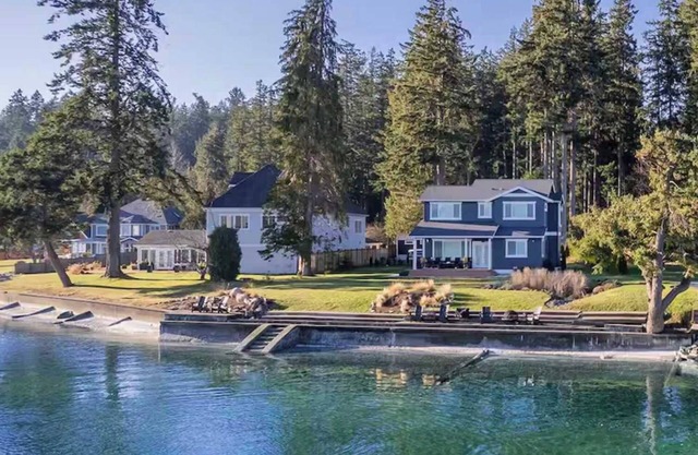 Elegant PNW Waterfront Beach House with Pickleball