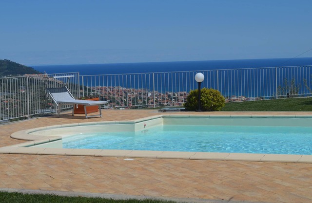 Elegante Pool-Villa mit fantastischem Meerblick und Garten