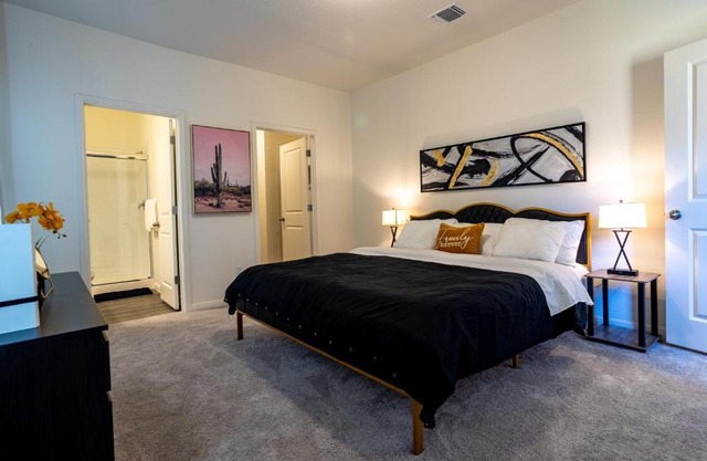 Elegant Private bedroom w/ en suite bathroom