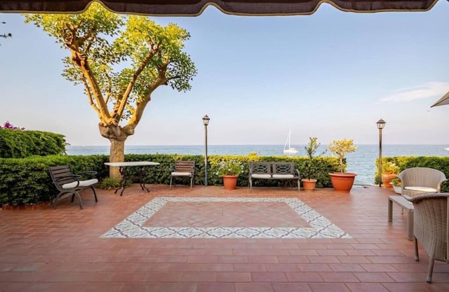 Elegante Residenz auf den Felsen mit exklusivem Meer