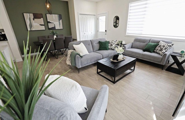 Elegant Retreat: 4 King/3 Queen|Sleeps 14|Near WEM