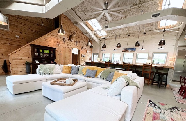 Elegant & Spacious Creekfront Getaway