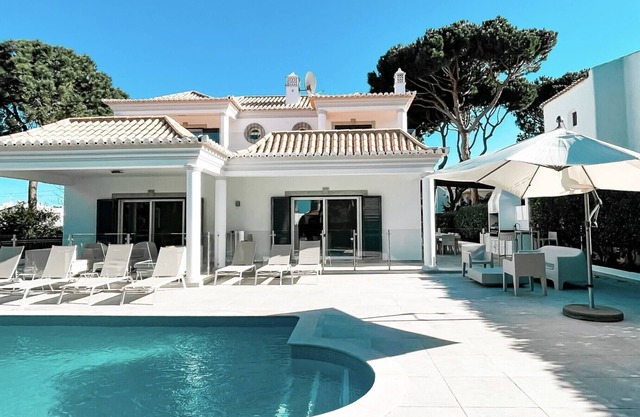 Schöne große freistehende Villa in der Vilamoura Marina Area mit Pool