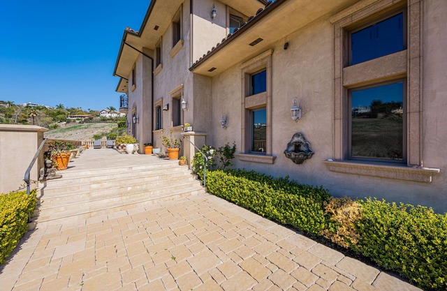 Elegant spacious Italian Villa in Western Malibu