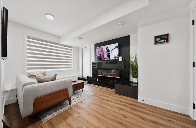 Elegant|Spacious|King Bed|Fireplace|Ravine View